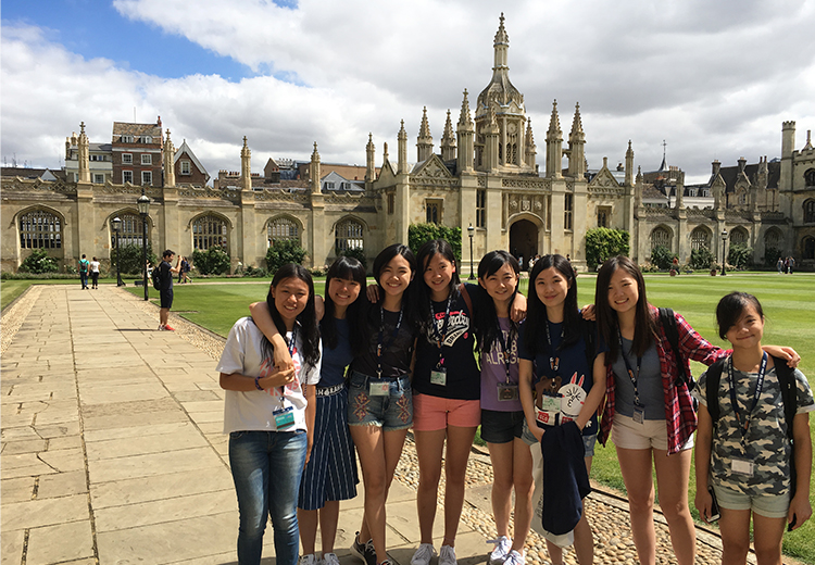 同學在劍橋國王學院（King’s College）前合影，古典建築與翠綠草坪映襯下，展現英國名校的莊嚴與活力 | 英國遊學團